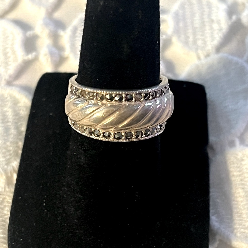 Sunning Silver Ring With Beautiful Design
